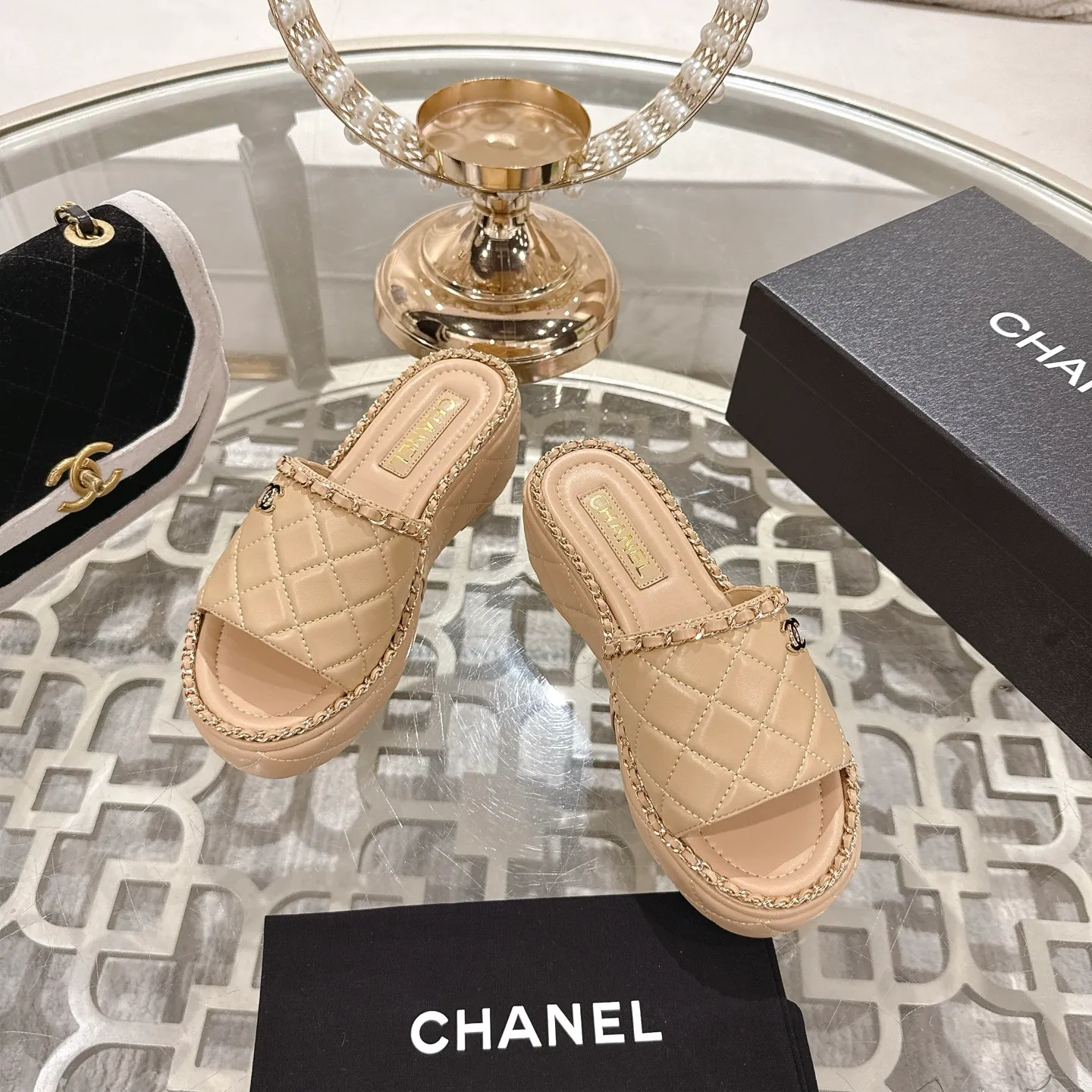 👟👟Ex-factory price 600👟👟 𝐂𝐇𝐀𝐍𝐄𝐋 | Xiaoxiang 25𝐬𝐬 🦋2025 Spring and Summer New Products Counter Classic Xiaoxiang Double C Diamond Chain Slippers Series New〰 🍬 The absolute best in the BS fashion circle. Matching will perform meticulously Minimalist, classic elements that will never fade away 💋 Show unique dressing style, too beautiful to say anything. A must-have for summer... Upper: Original high-customized lambskin Lining: Imported mixed sheepskin lining Outsole: Original molded non-slip outsole Shoe size: 35-39 (34.40.41.42 customization is not returnable)